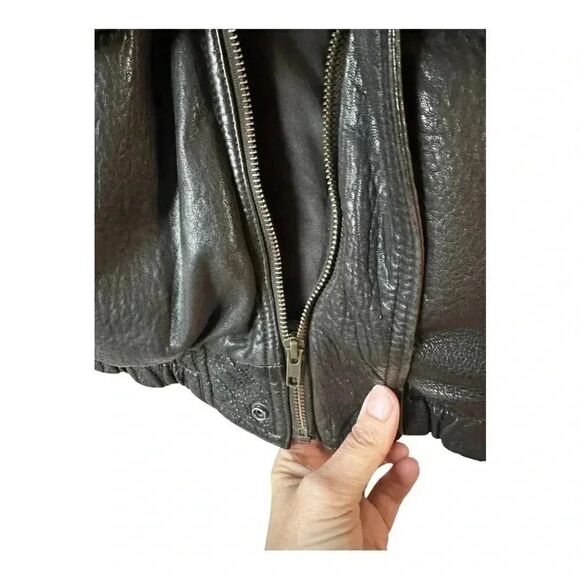 This vintage Metropolitan leather jacket is a must-have for any stylish person. - Picture 8 of 10
